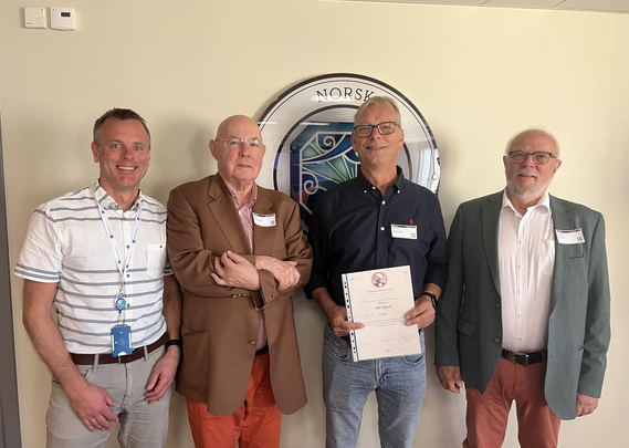 Fra venstre: Espen Gade Rolland (leder NSF-SPoR),  Kjell-Henrik Hendrichs (fra Marie Lysnes Stiftelse),  Kjell Kjærvik  og Knut Lorentzen (fra Marie Lysnes Stiftelse).