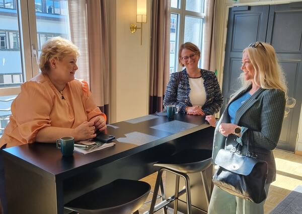 Erna Solberg, Tone Trøen og Lill Sverresdatter Larsen