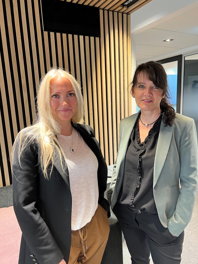 Lill Sverresdatter Larsen og Anne-Kari Bratten kom tirsdag til enighet i oppgjøret for 43 000 sykepleiere i helseforetakene.